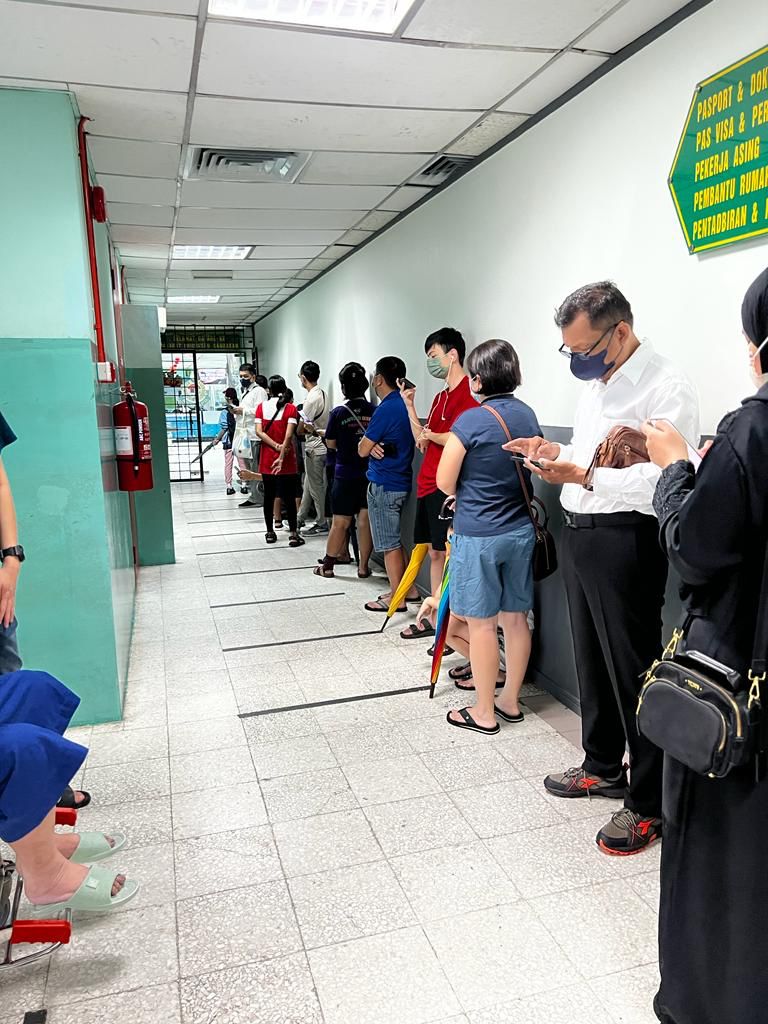 独家 | 跑2城市3移民厅再等5小时·胡逸山：更新护照 千辛万苦