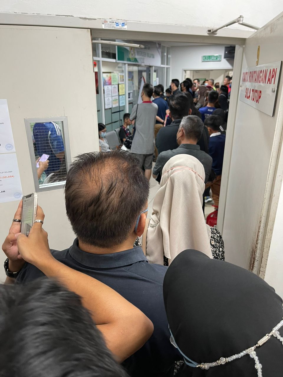 独家 | 跑2城市3移民厅再等5小时·胡逸山：更新护照 千辛万苦