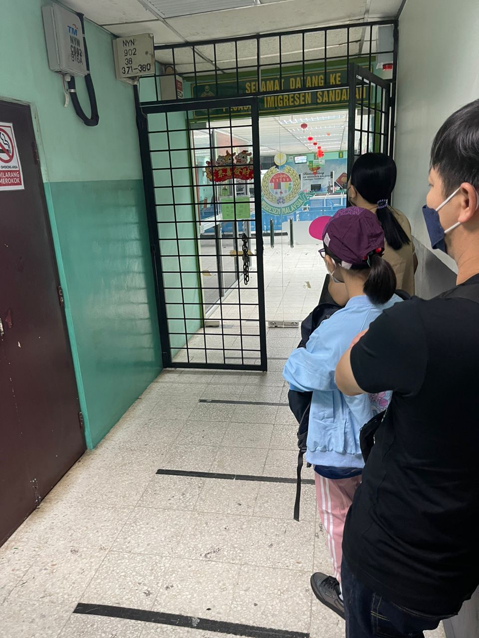 独家 | 跑2城市3移民厅再等5小时·胡逸山：更新护照 千辛万苦