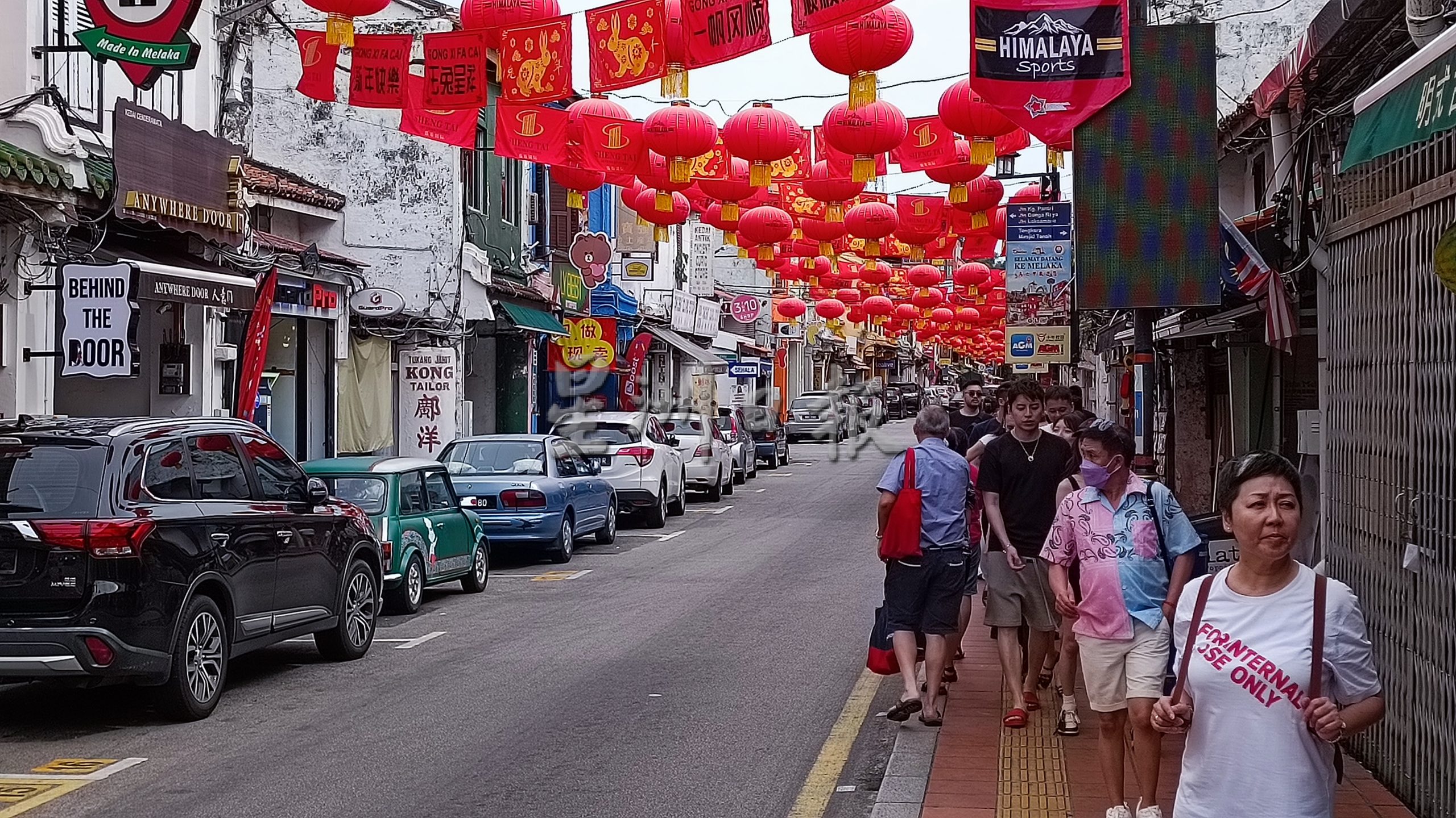 独家|新山见家长后 王大陆蔡卓宜甜蜜逛鸡场街