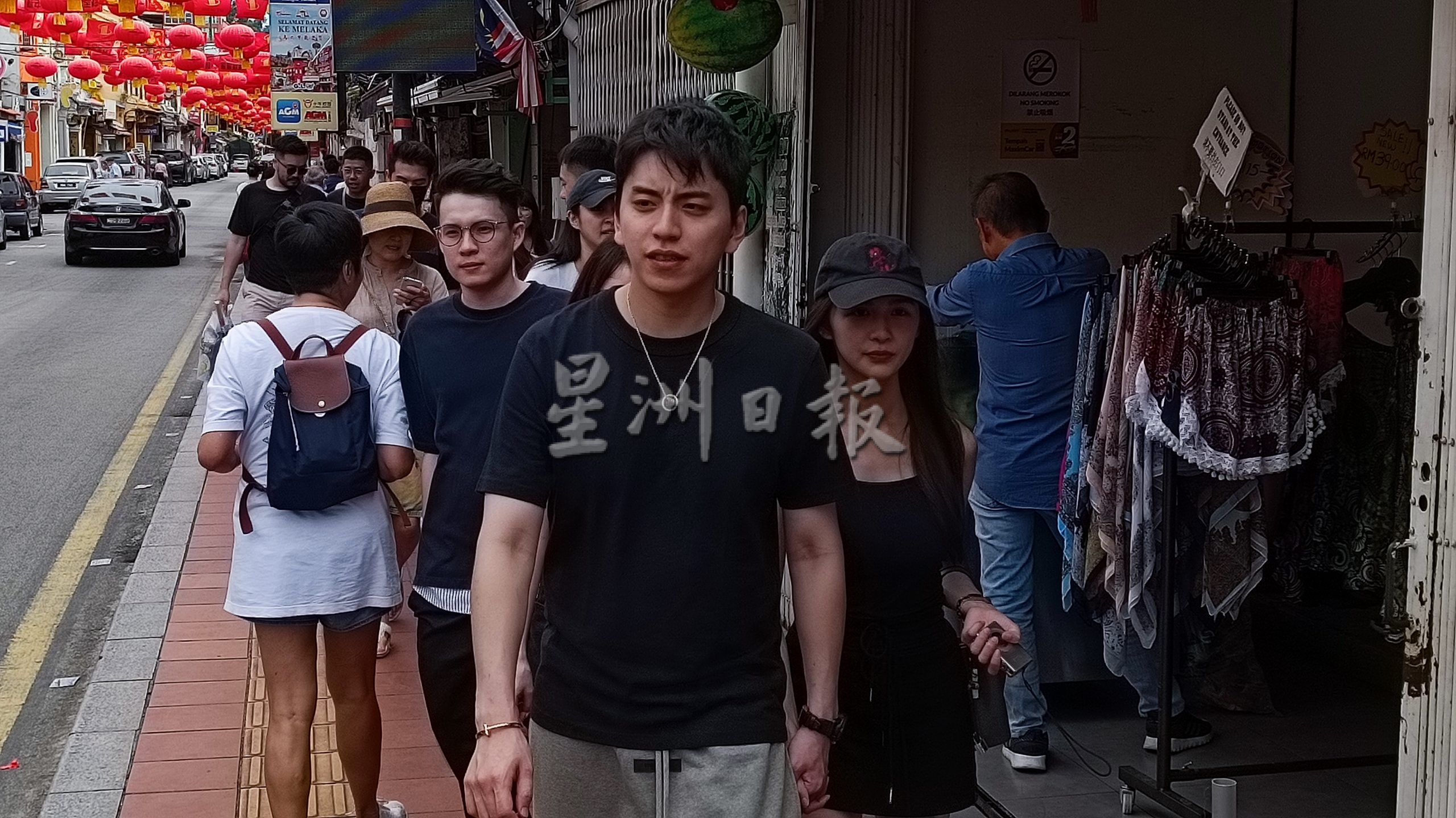 独家|新山见家长后 王大陆蔡卓宜甜蜜逛鸡场街