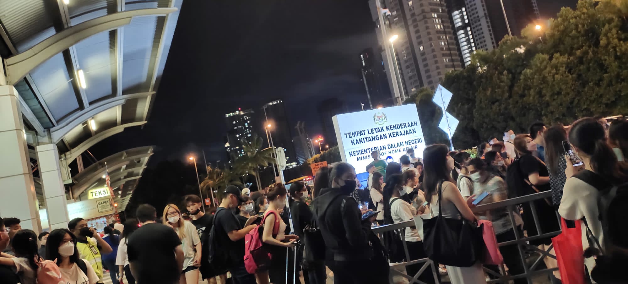 独家|车票难求 一人号召 62游子合租2巴士回乡