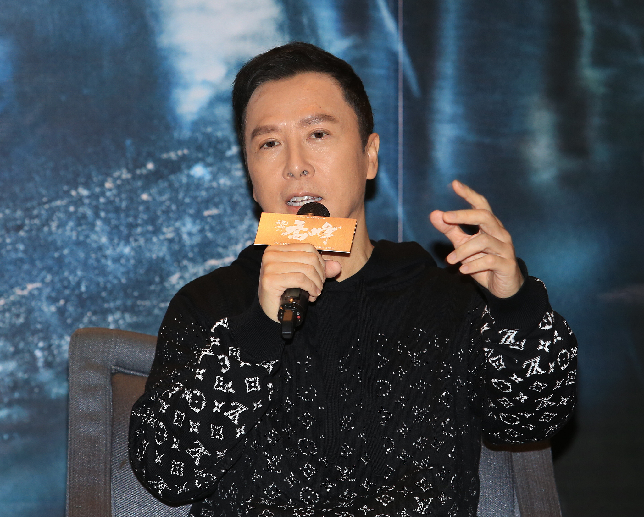 甄子丹冲​贺岁片票房 承诺报捷跳钢管舞