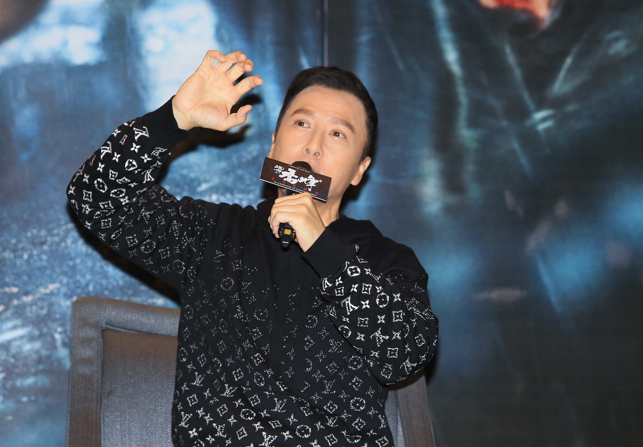 甄子丹冲​贺岁片票房 承诺报捷跳钢管舞