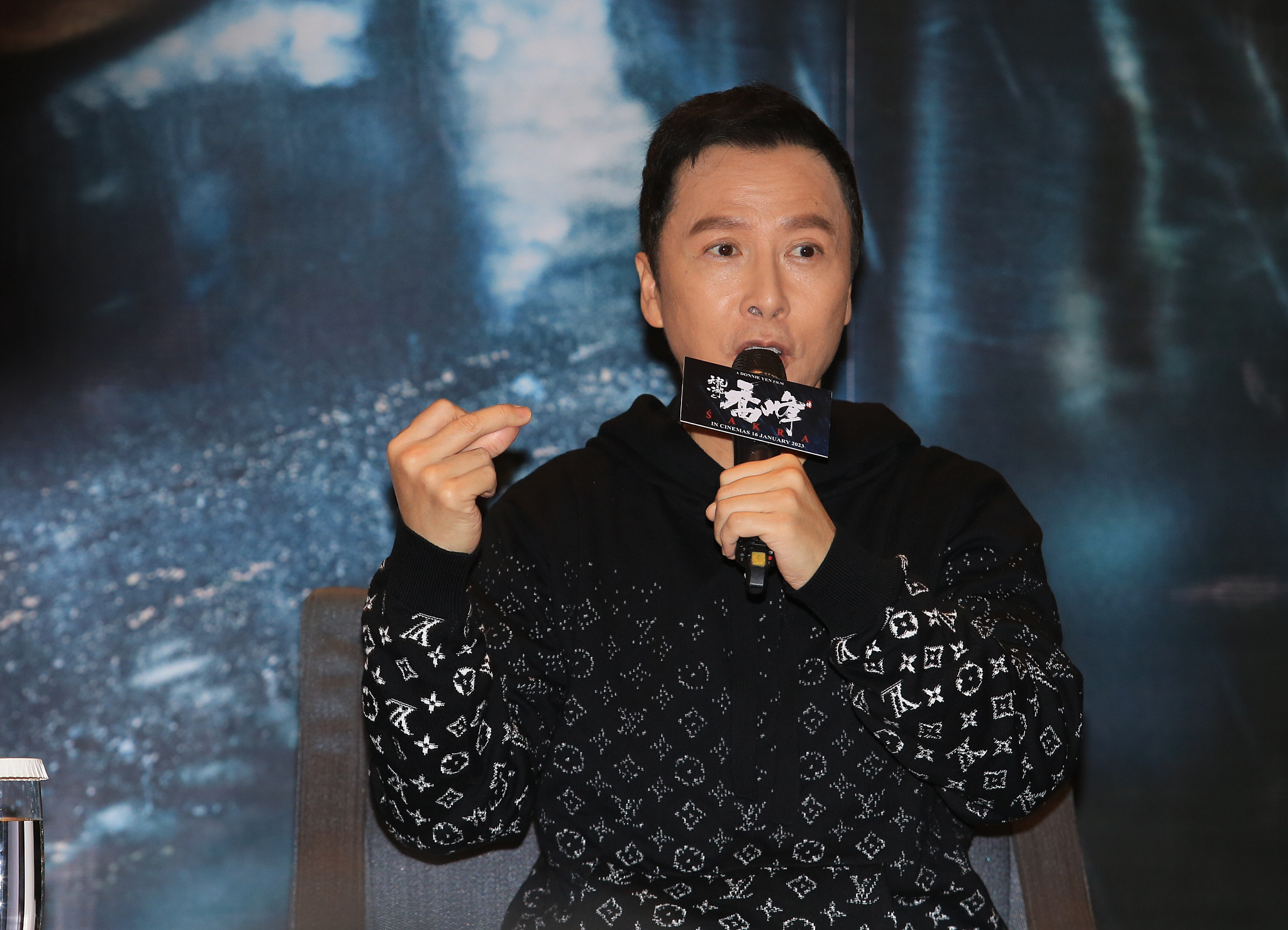 甄子丹冲​贺岁片票房 承诺报捷跳钢管舞