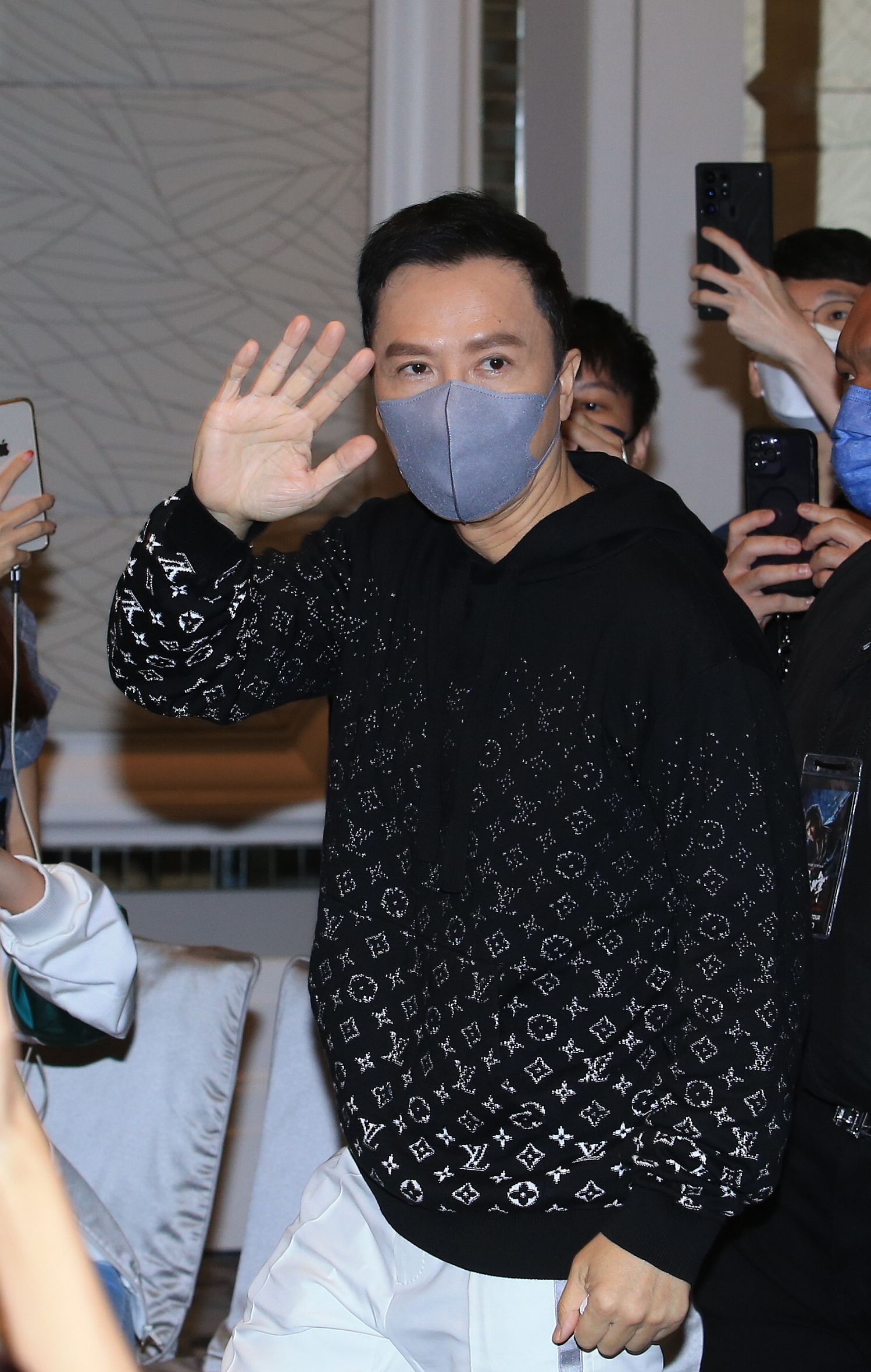 甄子丹冲​贺岁片票房 承诺报捷跳钢管舞