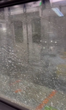 电动火车车窗严重破裂 乘客惊讶:“8年了还没修”