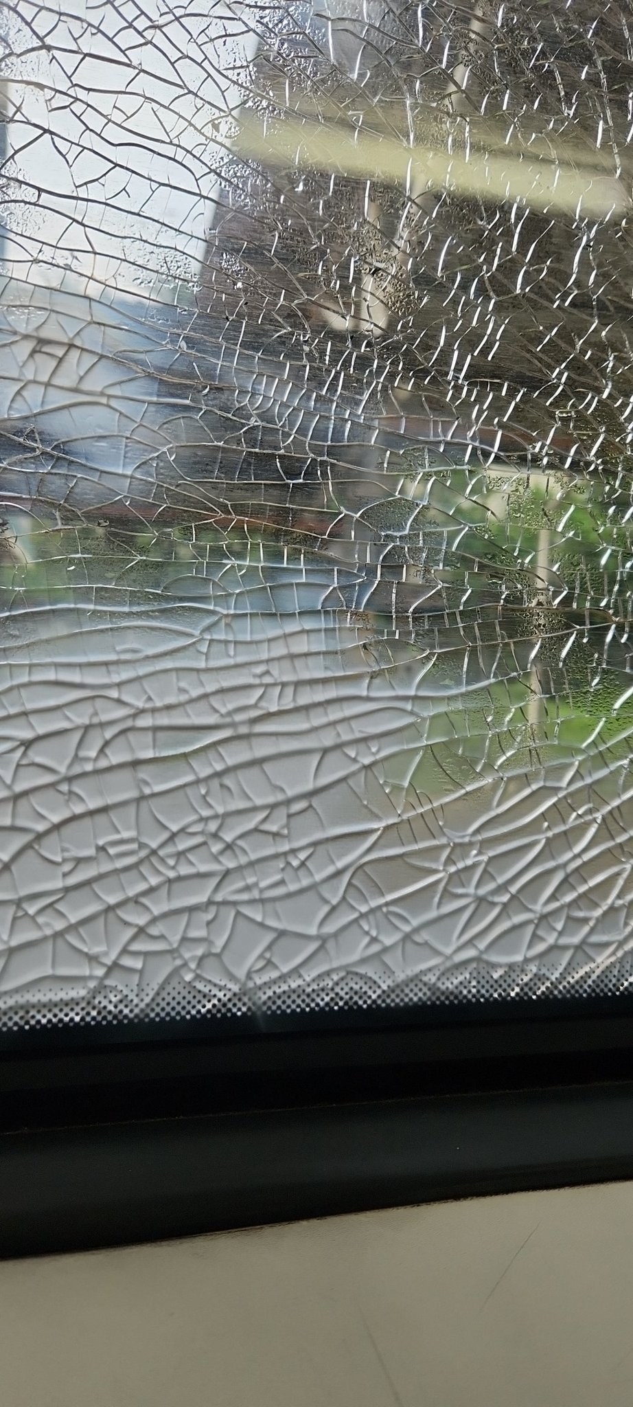 电动火车车窗严重破裂 乘客惊讶:“8年了还没修”