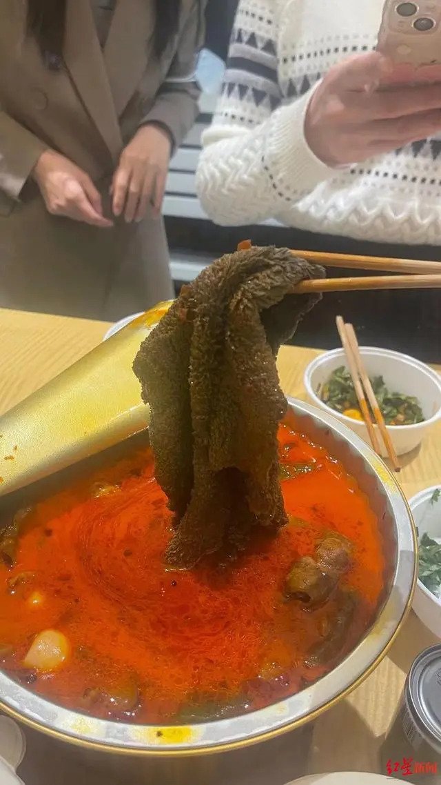 男子与同事加班点火锅外卖 惊见“牛肚”是肮脏抹桌布