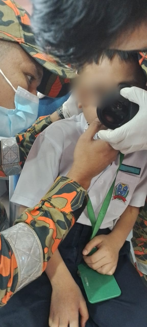 男童喝水嘴唇卡水壶出水孔/消防员耗1小时助脱困