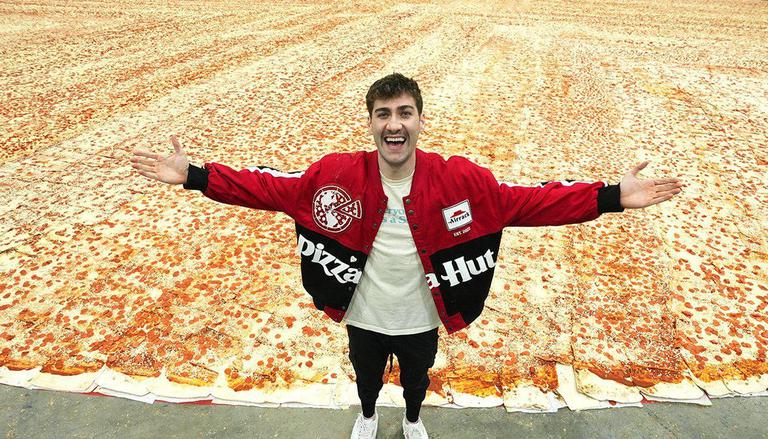 男网红制全球最大薄饼缔下新猷