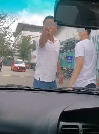 疑停车单向道阻路惹祸·中年男对青年爆粗又动手