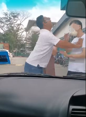 疑停车单向道阻路惹祸·中年男对青年爆粗又动手