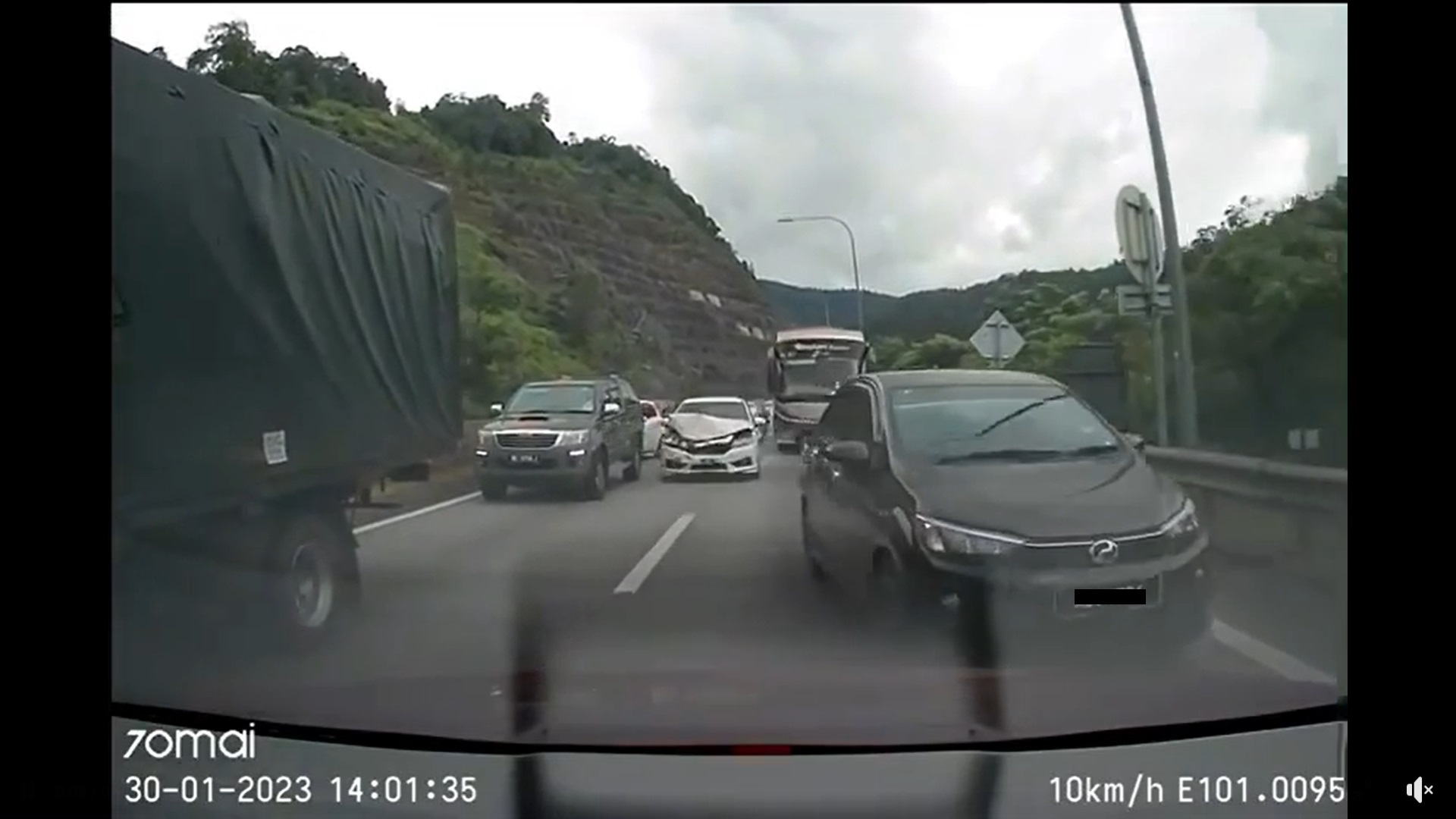 疑因失控引发连环车祸·南北大道连环撞视频疯传