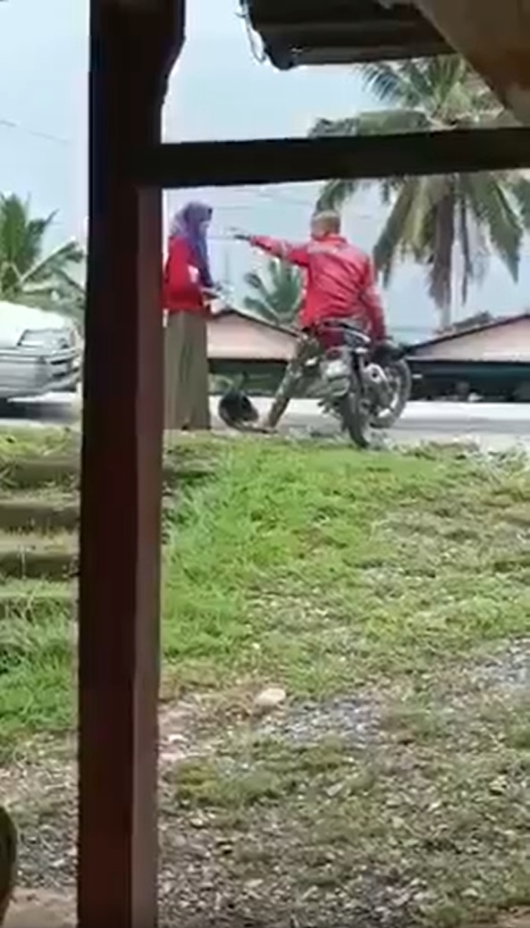 疑讨钱不遂路边狂骂推搡 躁夫骂不够还挥头盔打妻