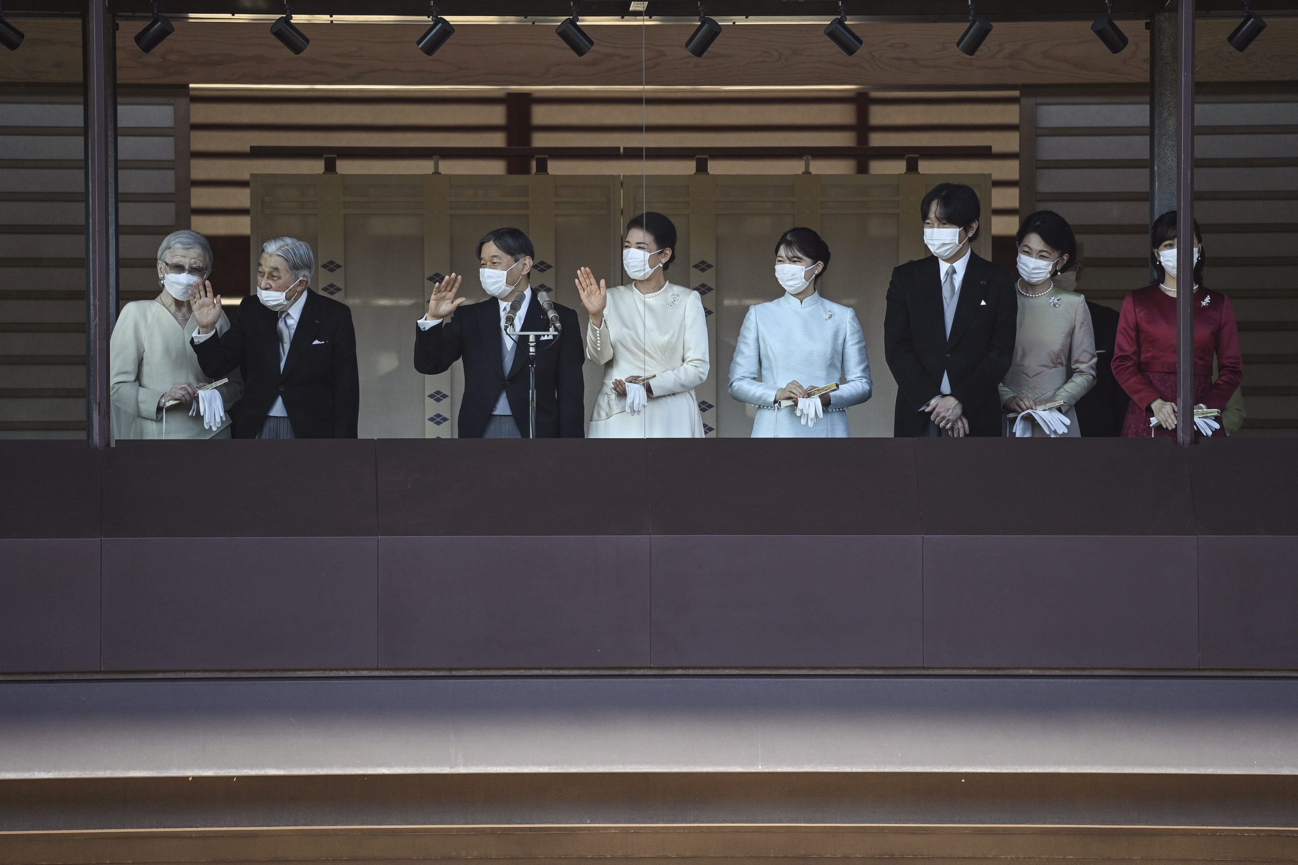 疫情停办两年 日皇室家族恢复皇居接受民众祝贺活动 爱子公主初登场