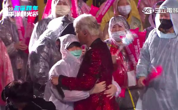 白冰冰演歌版《First Love》太惊吓？ 网民：初恋一定刻骨铭心