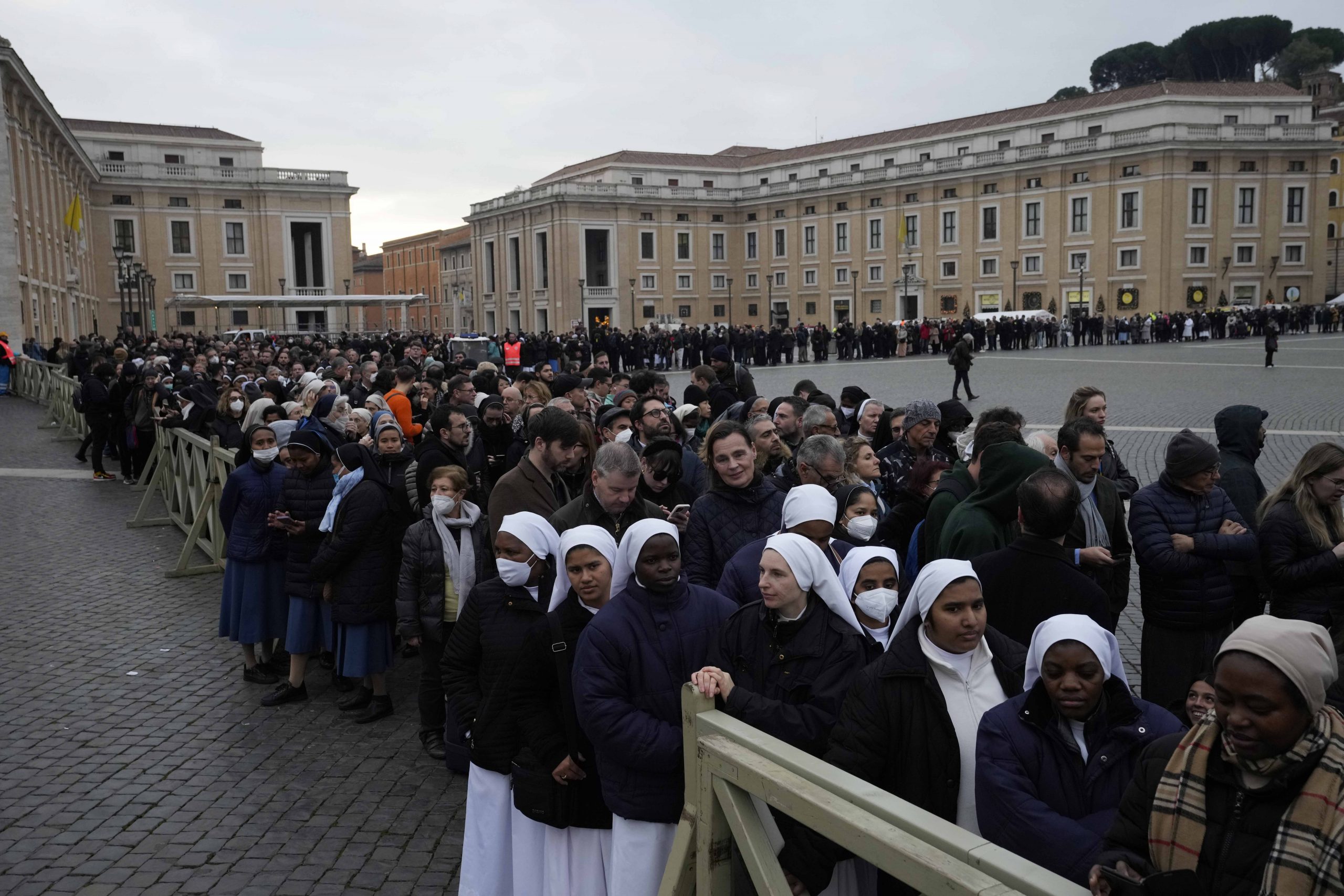 看世界 取代图文/ 本笃十六世丧礼周四举行 长眠圣伯多禄教堂教宗陵墓