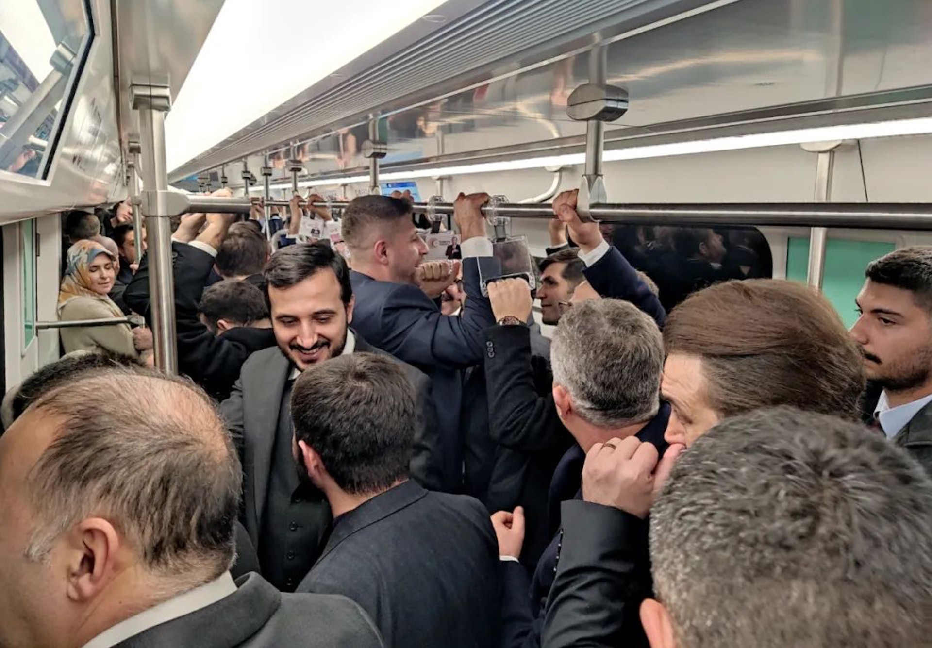 看世界两图)土耳其地铁新机场线启用采中国制列车 埃尔多安亲身试搭