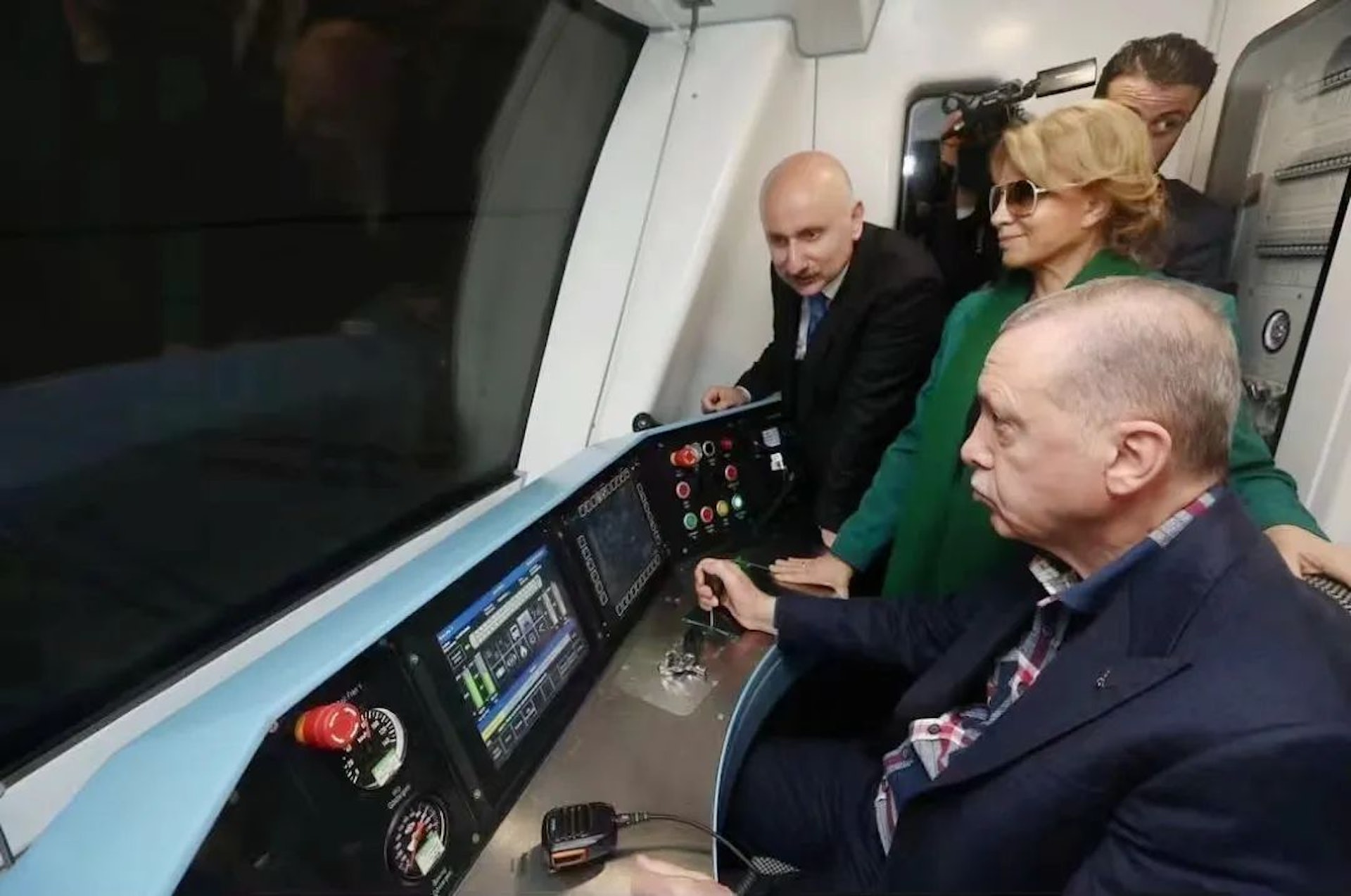 看世界两图)土耳其地铁新机场线启用采中国制列车 埃尔多安亲身试搭