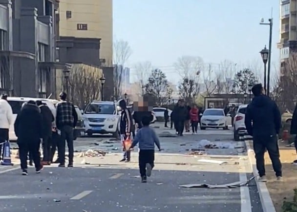 看世界/ 滑县社区爆炸2死5伤 传有人从高层坠楼亡