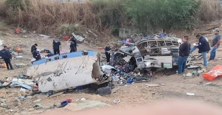 看世界/墨西哥巴士高速公路翻覆 酿15死47伤惨剧