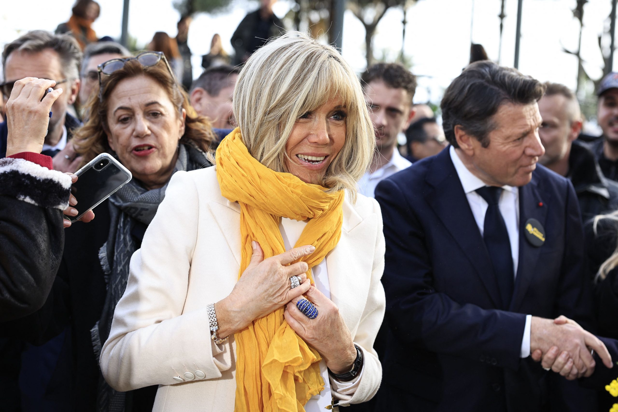 看世界／支持“校服回归” 布丽吉特：我曾穿15年蓝裙子制服