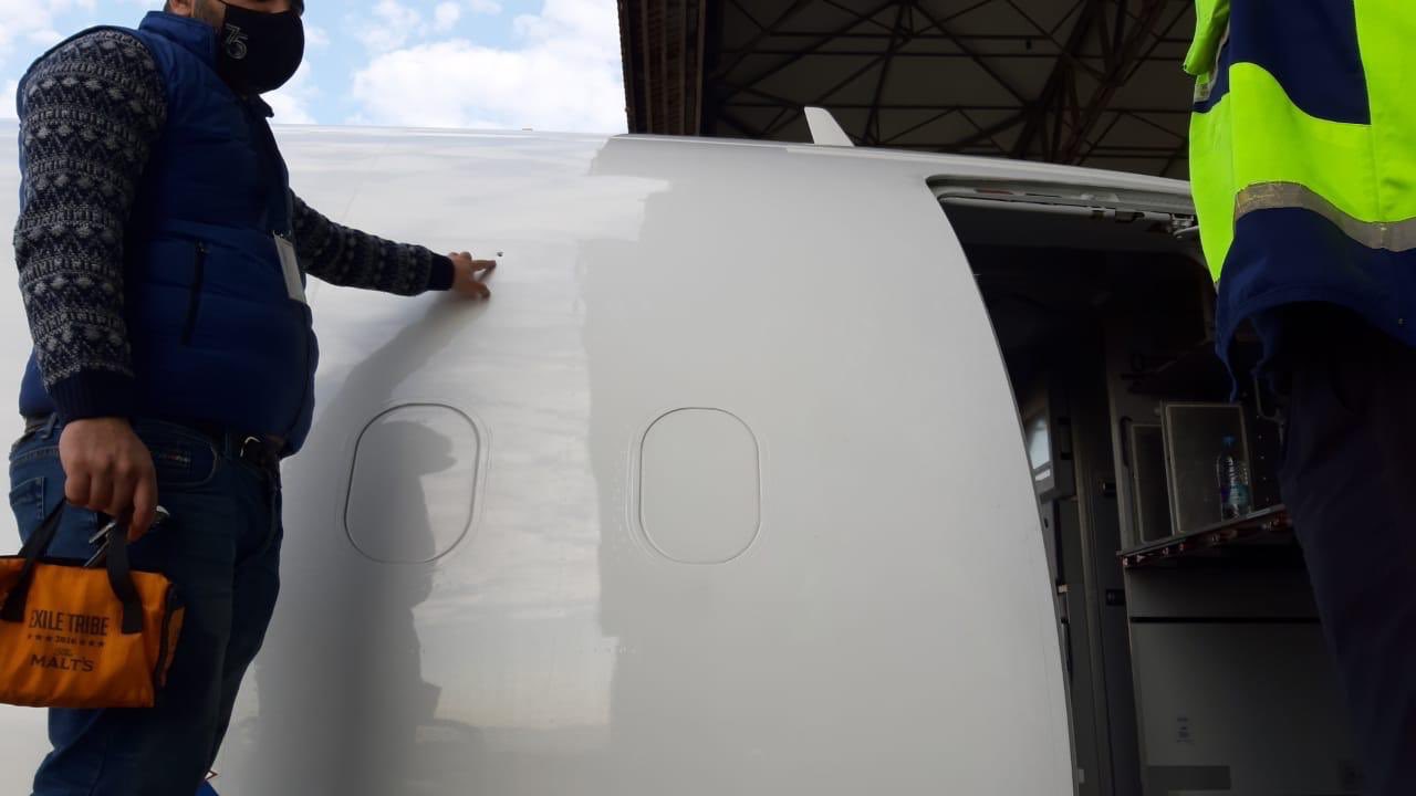 看世界/民众向天开枪庆新年 泊机场两客机被击中留弹孔