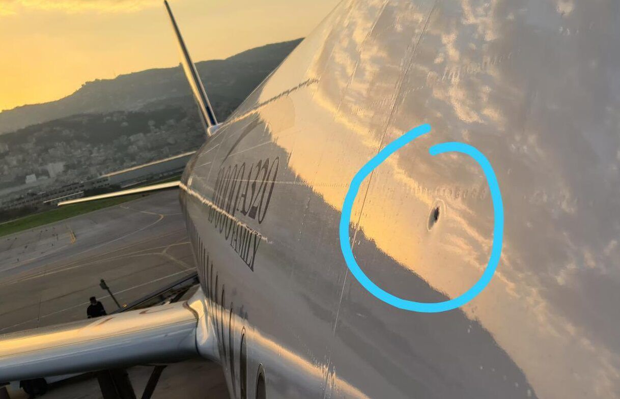 看世界/民众向天开枪庆新年 泊机场两客机被击中留弹孔