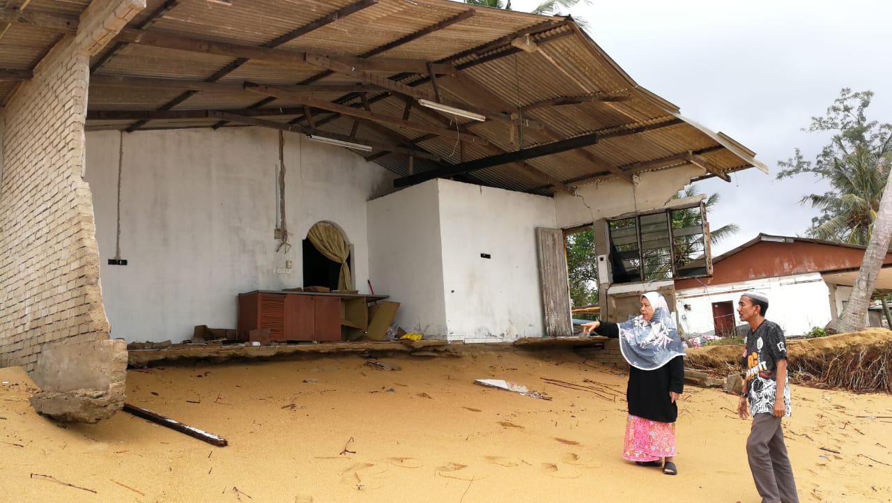 眼巴巴看着家园被季候强风侵袭 单亲妈妈抱儿哭“只求保命”