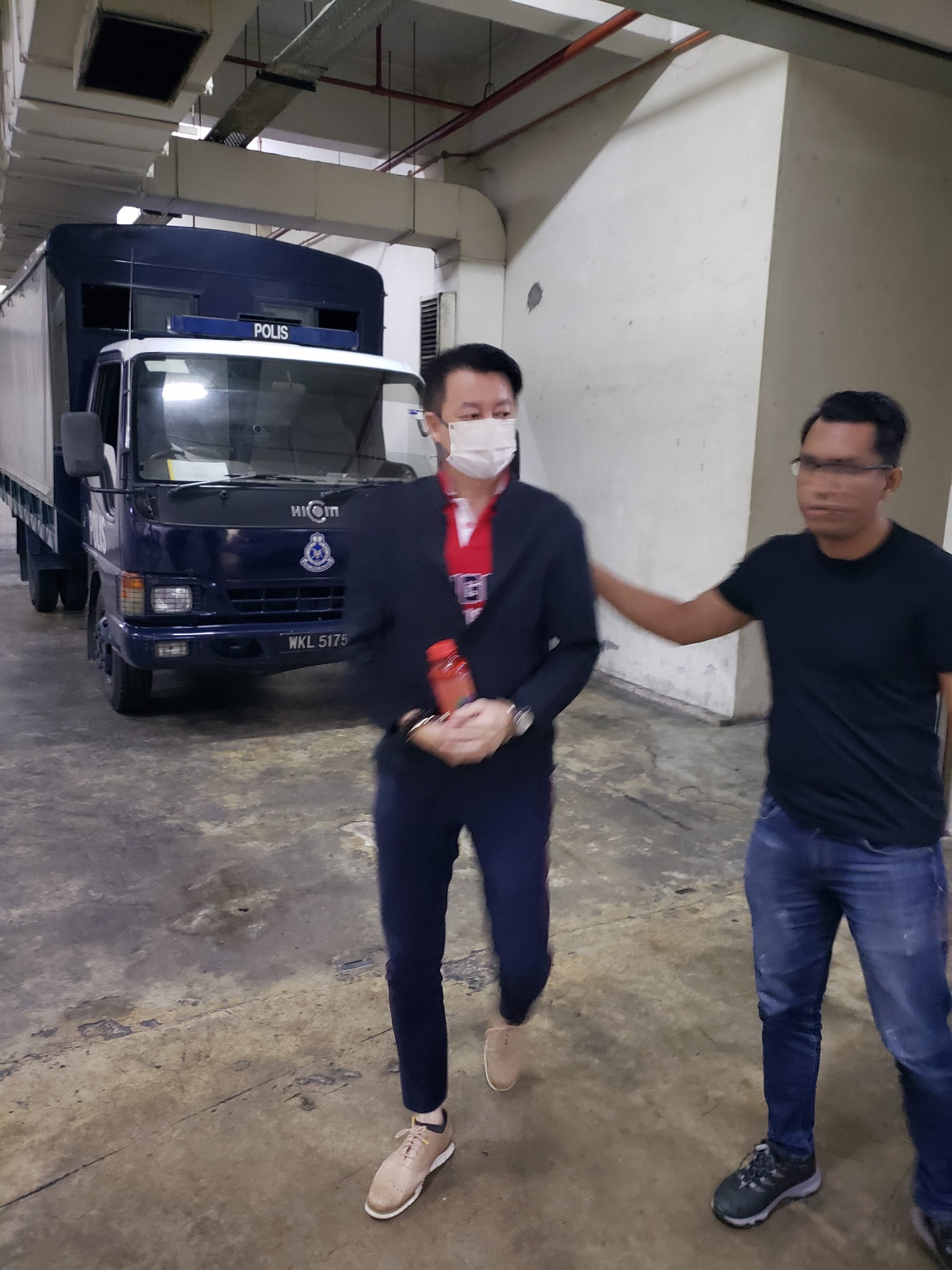 知名健康中心连锁店创办人被控挪用6万/不认罪