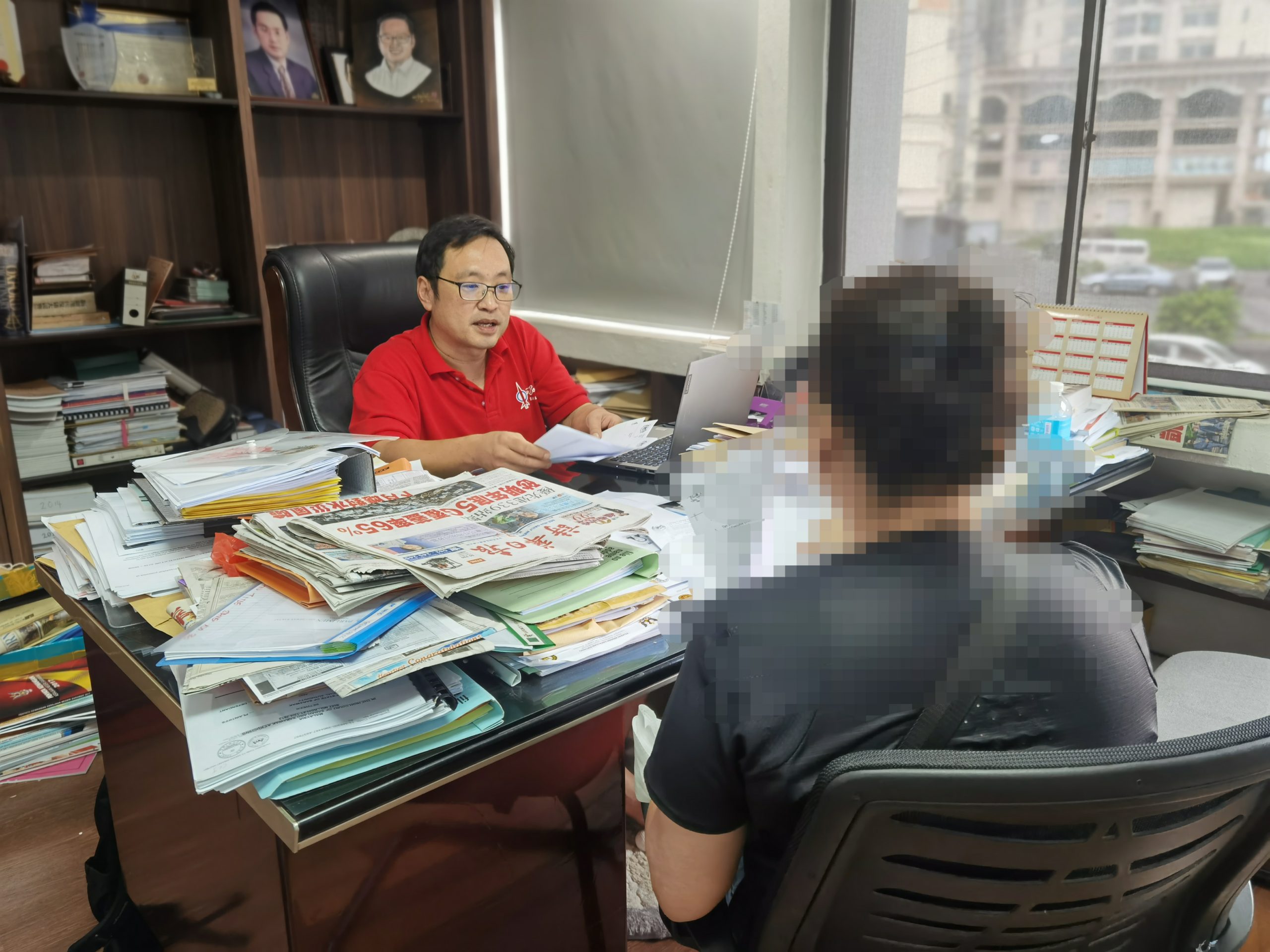 砂妇女坠“房屋清洁”骗局