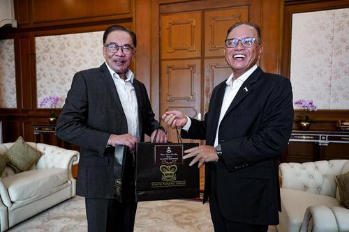 确保联邦政府与两州政府的密切合作继续加强 安华分别接见彭亨州务大臣及霹雳州务大臣