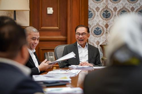 确保联邦政府与两州政府的密切合作继续加强 安华分别接见彭亨州务大臣及霹雳州务大臣