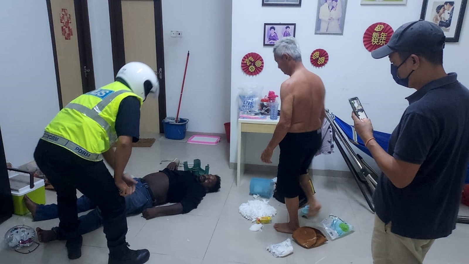 笨贼入屋偷窃,却偷喝屋主洋酒 醉倒在地呼呼大睡