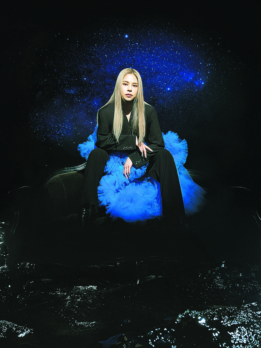 签英皇满意转会费配套 李幸倪接家人香港同住