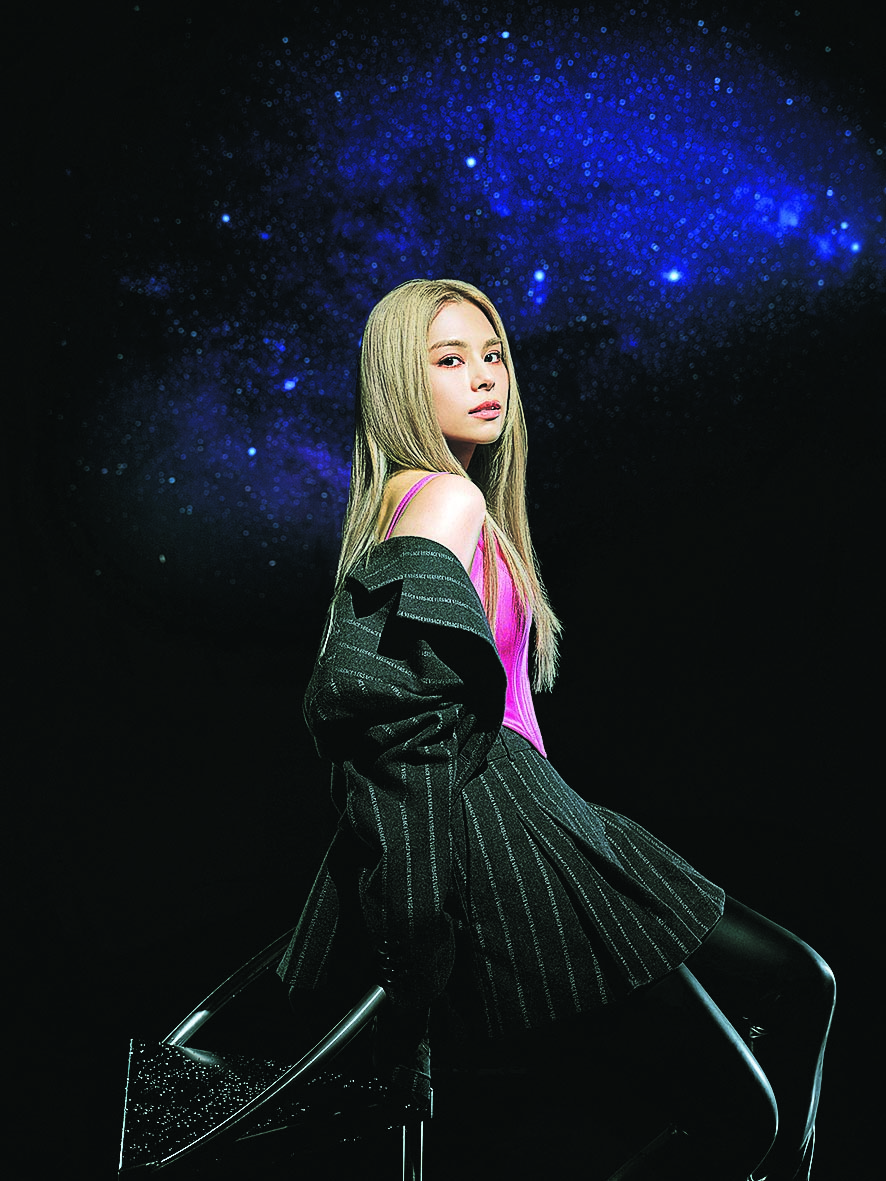 签英皇满意转会费配套 李幸倪接家人香港同住