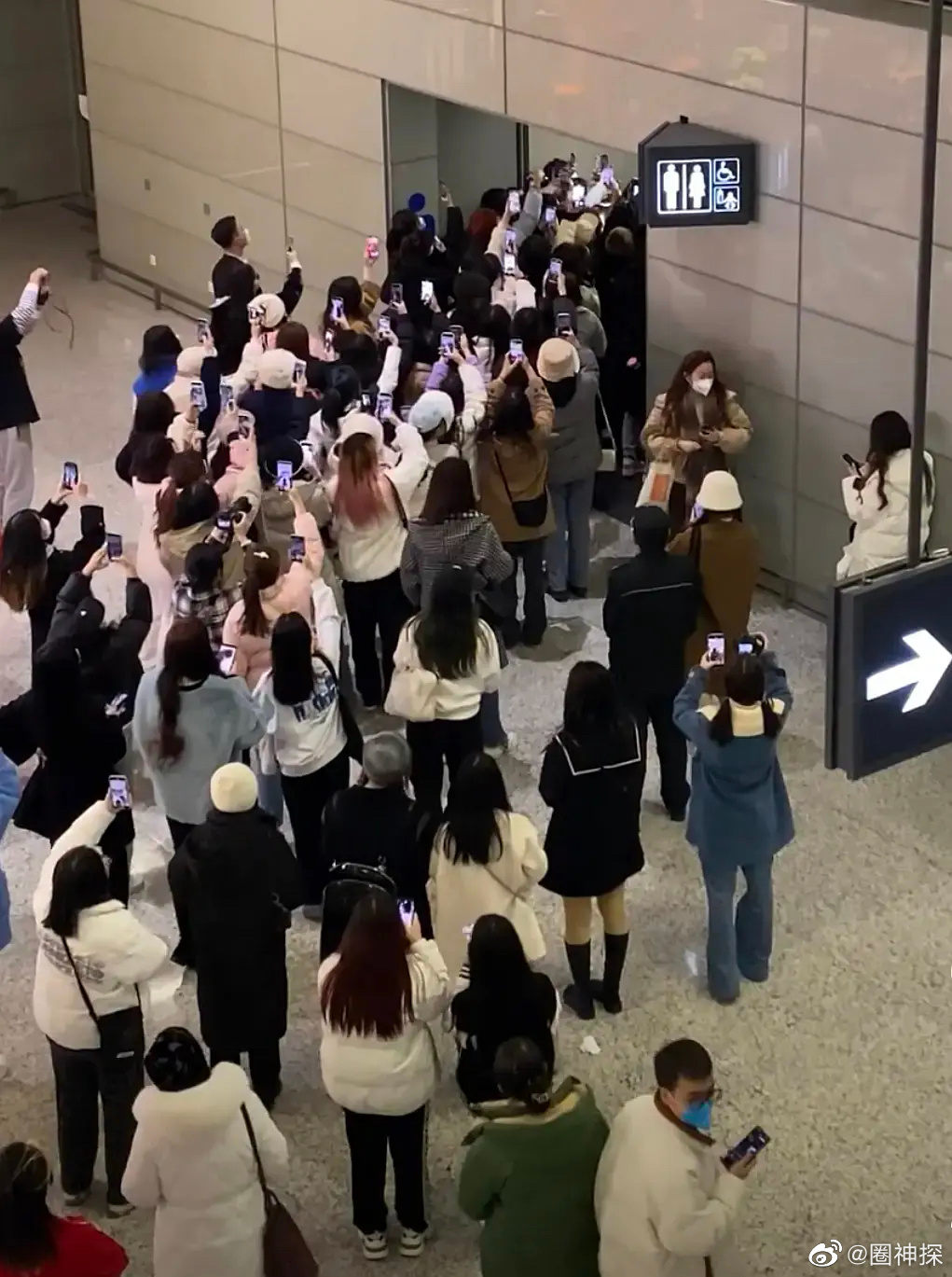 粉丝围堵接机扰乱秩序 余景天被警察推搡惹议