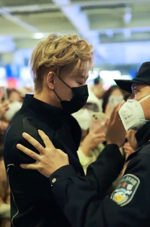 粉丝围堵接机扰乱秩序 余景天被警察推搡惹议