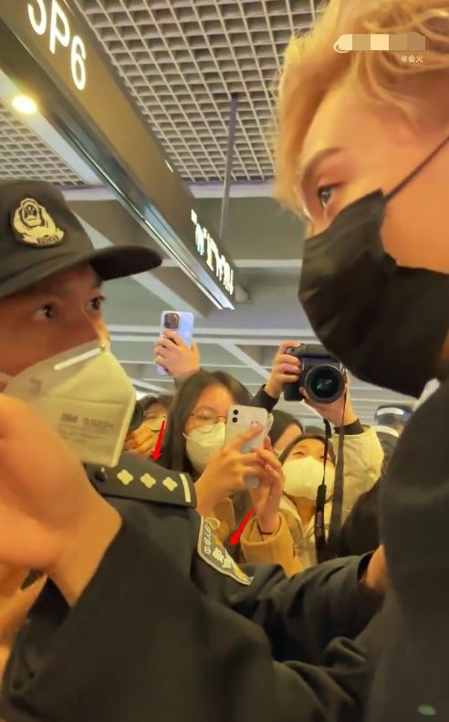 粉丝围堵接机扰乱秩序 余景天被警察推搡惹议