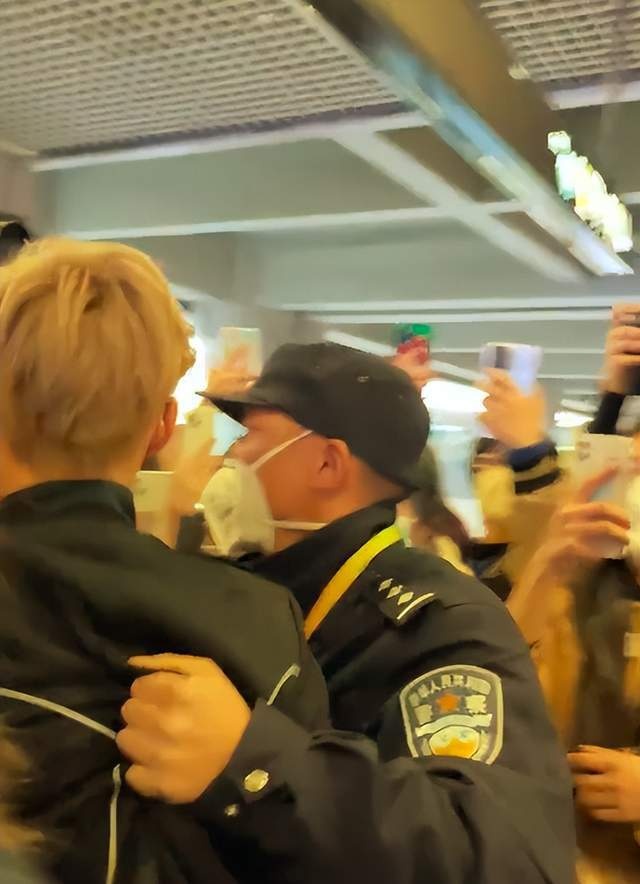 粉丝围堵接机扰乱秩序 余景天被警察推搡惹议