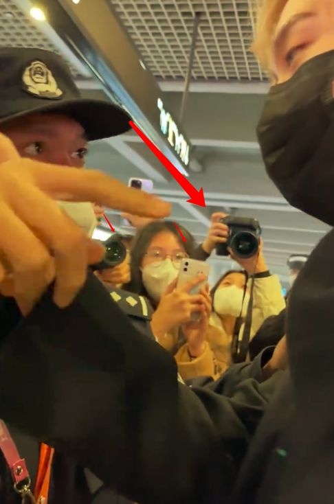 粉丝围堵接机扰乱秩序 余景天被警察推搡惹议
