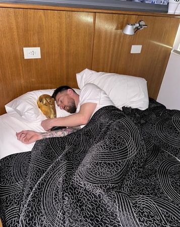 糗! IG史上最高赞照片「梅西举奖杯」竟是假的