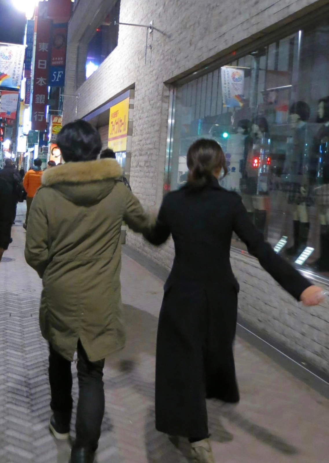 结婚10周年蒙嘉慧罕有放闪  晒与郑伊健日本牵手照