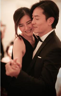 结婚10周年蒙嘉慧罕有放闪  晒与郑伊健日本牵手照