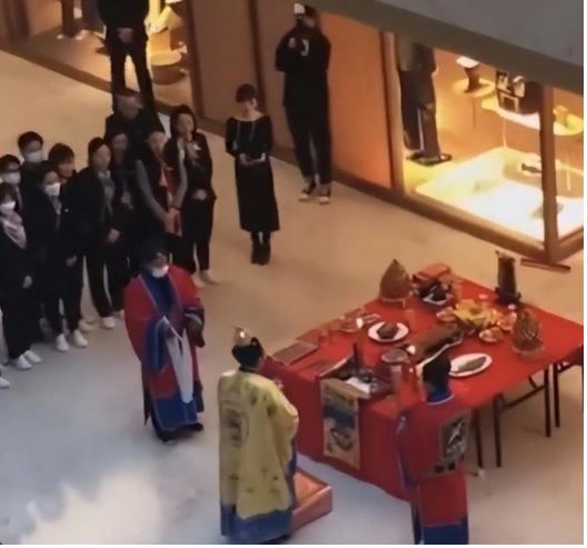 网传南京Hermès重开请道士做法事 员工证实称为祈求生意兴隆