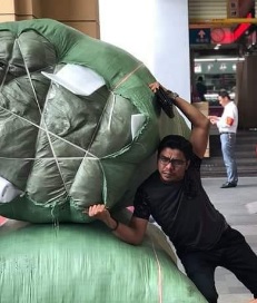 网红老师兼职卖铝罐二手鞋 以前买不起RM19玩具现在带妻买金