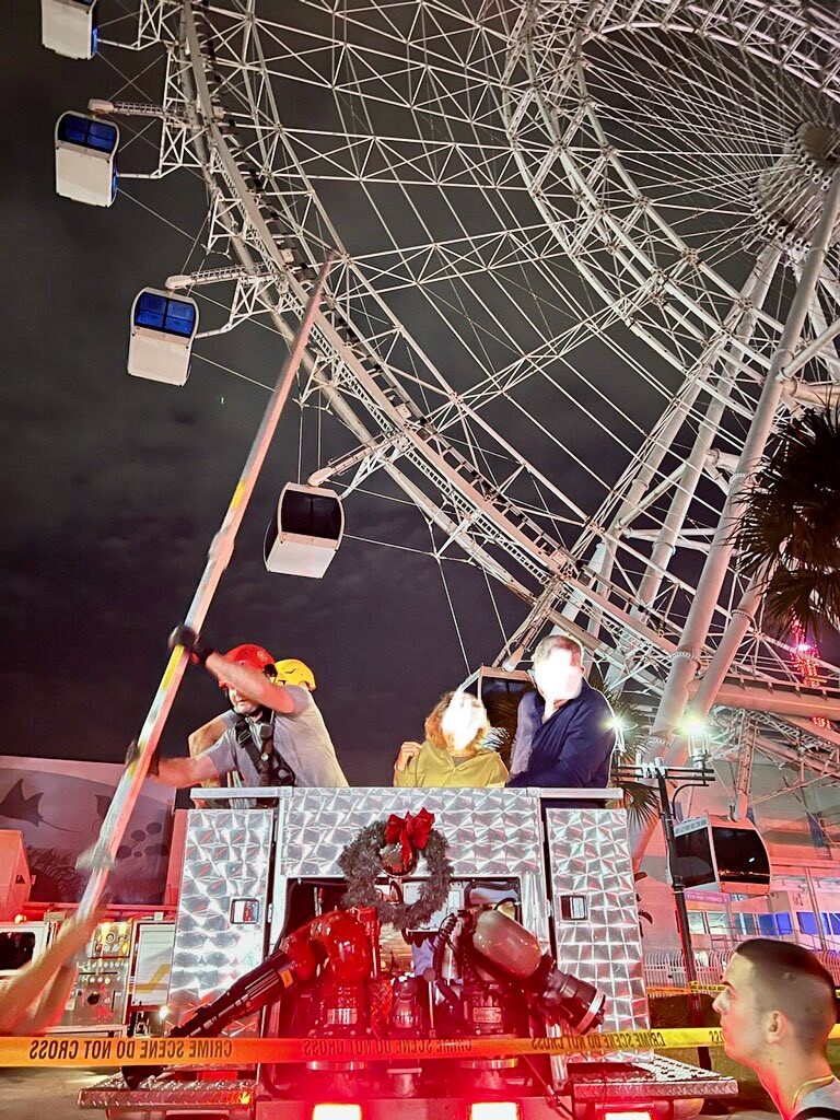 美国佛州奥兰多游乐园摩天轮起火停电 逾60人被困