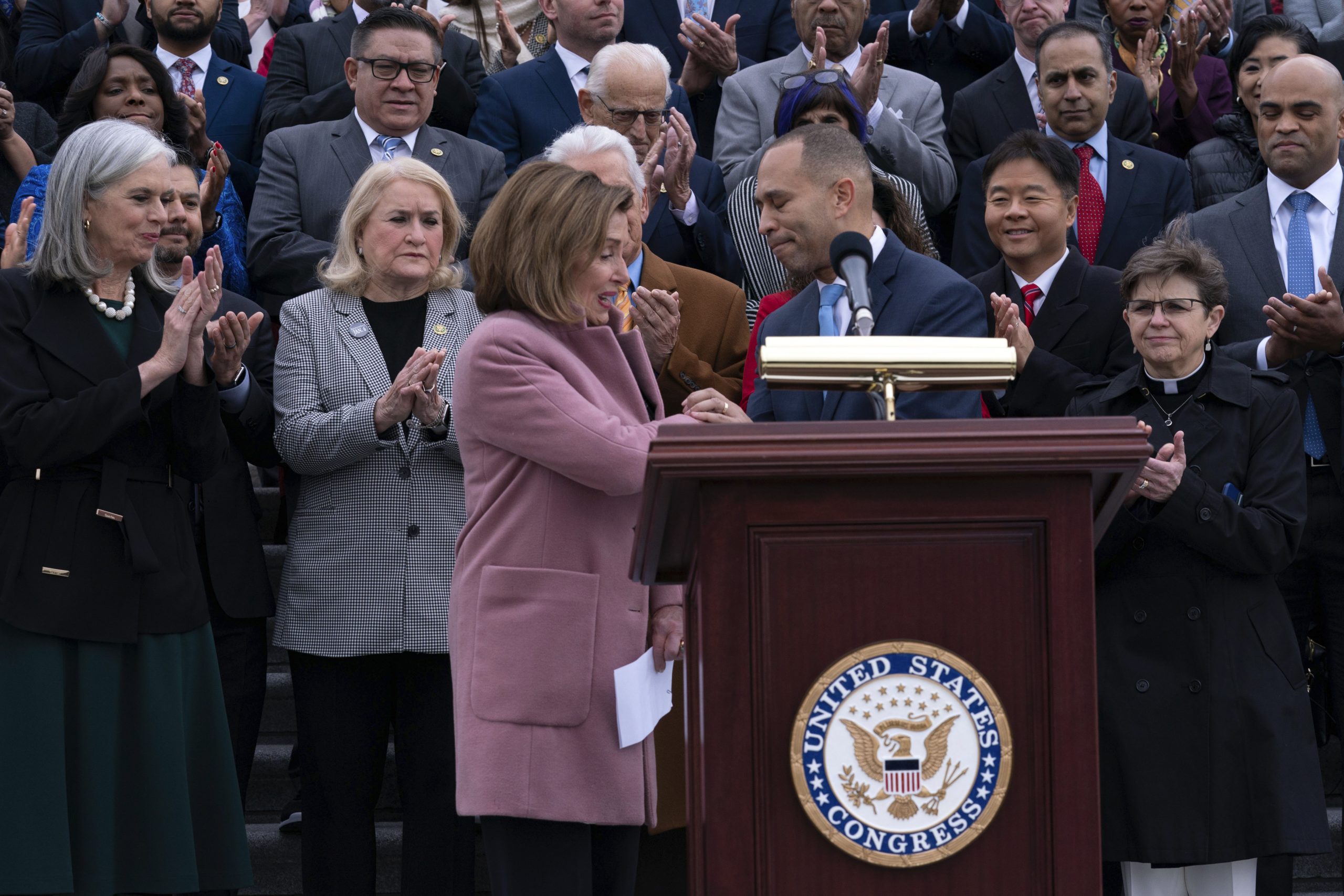 美国国会山庄骚乱两周年 拜登向执法人员颁奖章