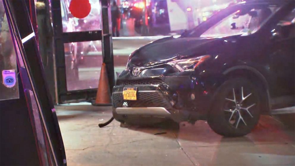 美国纽约曼哈顿车撞餐馆 致22人伤